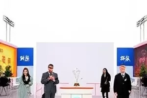 白露之后封面，清晨草叶上的水珠特写