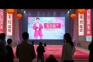 直播事故七十二小时脉络封面，直播间灯光与空椅