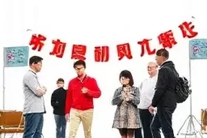 预告片撤回事件封面，放映幕布与暂停标识