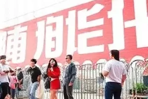 一场没有闭幕式的展览封面，撤展中的空展厅
