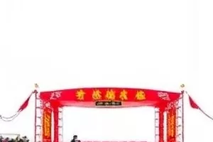 雨夜排练厅封面，雨幕中的玻璃窗与室内灯光